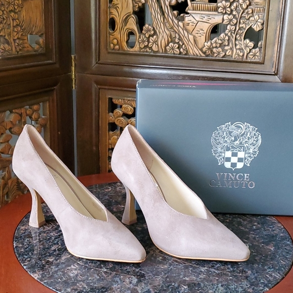Vince Camuto Taupe Suede Pumps NWT 6 - Picture 8 of 12